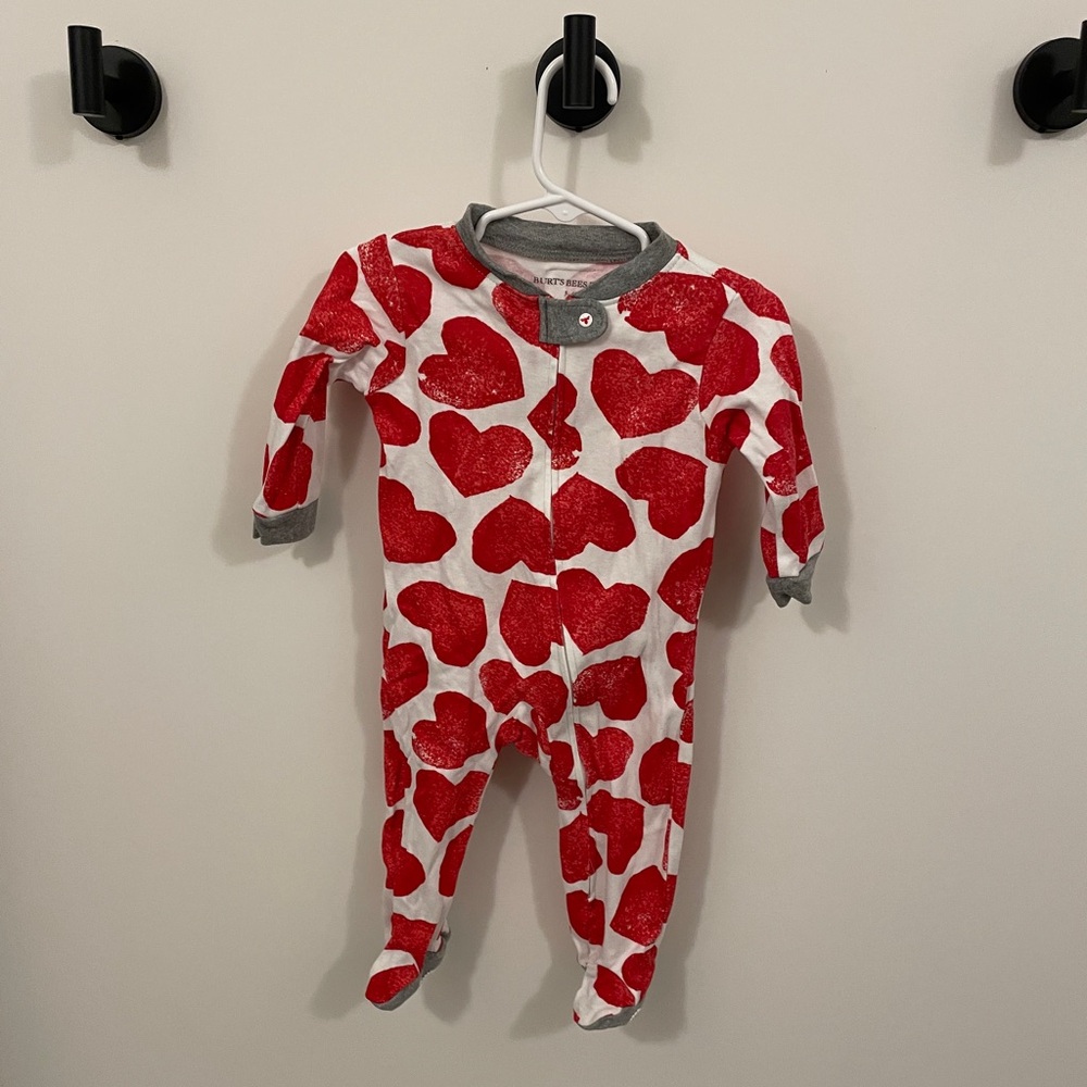 Burt’s Bees footie onesie 3-6 months red hearts
